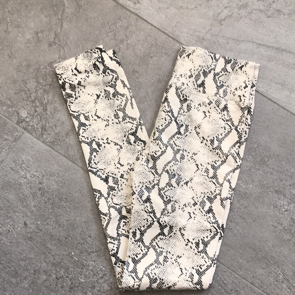 Snake skin pattern lines leggings - Picture 2 of 5